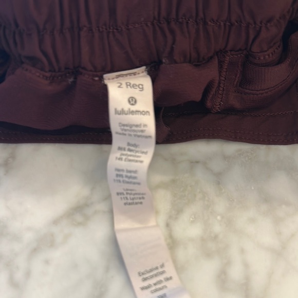 Lululemon Burgundy Hotty Hot 2.5 Athletic Shorts Lightweight - Picture 3 of 3